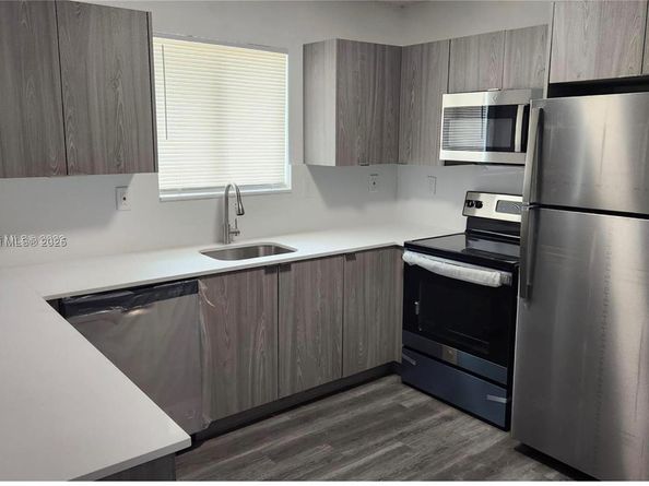 580-590 NW 58th St, Miami FL 33127