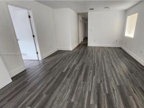 580-590 NW 58th St, Miami FL 33127