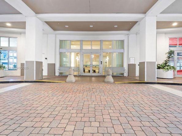 9055 SW 73 Ct 809, Miami FL 33156