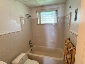 71 NW 76th St 5, Miami FL 33150