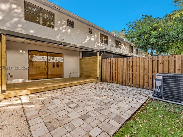 10512 NW 3rd St, Pembroke Pines FL 33026