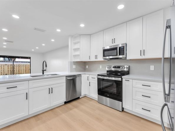 10512 NW 3rd St, Pembroke Pines FL 33026