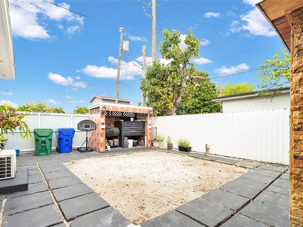 31 SW 58th Ct, Miami FL 33144