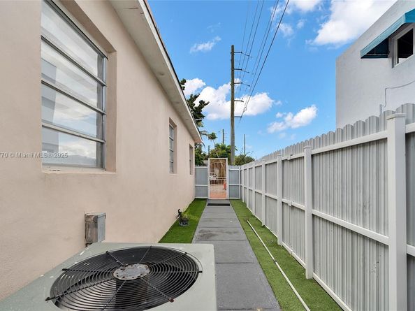 31 SW 58th Ct, Miami FL 33144