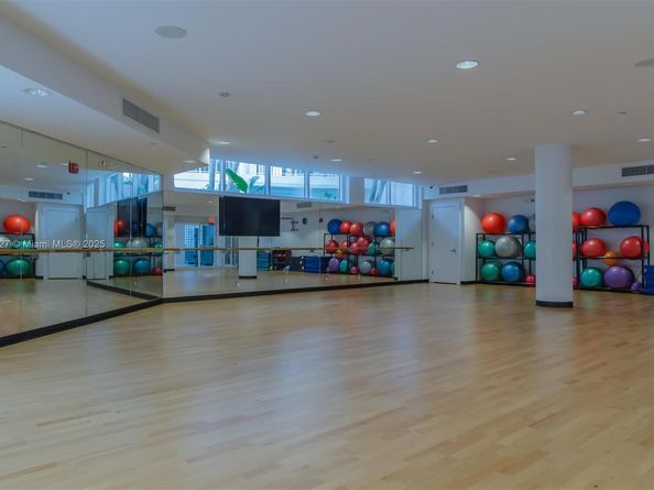 20281 E Country Club Dr 210, Aventura FL 33180