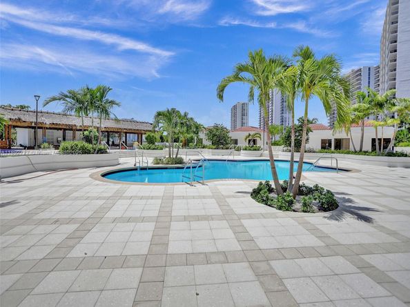 20281 E Country Club Dr 210, Aventura FL 33180