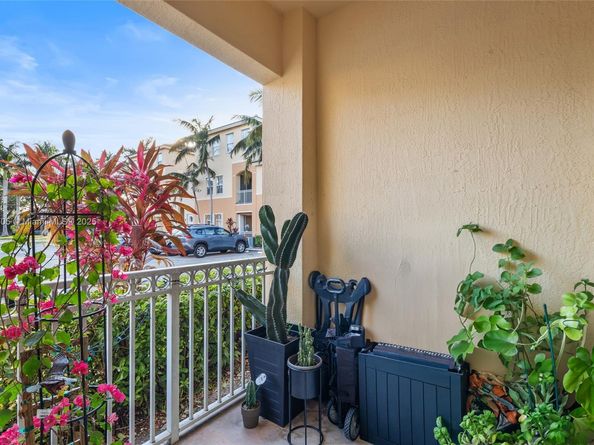 10012 NW 7 St 107, Miami FL 33172