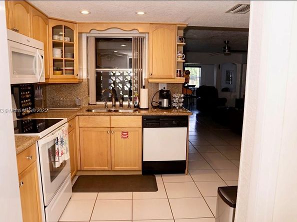 2930 NW 24th Ave, Oakland Park FL 33311