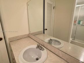 4000 N Hills Dr 32, Hollywood FL 33021