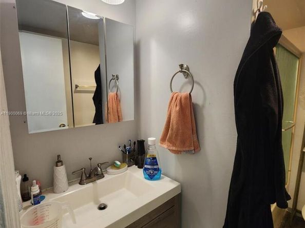 21640 NW 3rd St, Pembroke Pines FL 33029