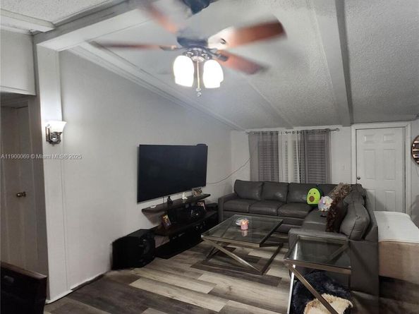 21640 NW 3rd St, Pembroke Pines FL 33029
