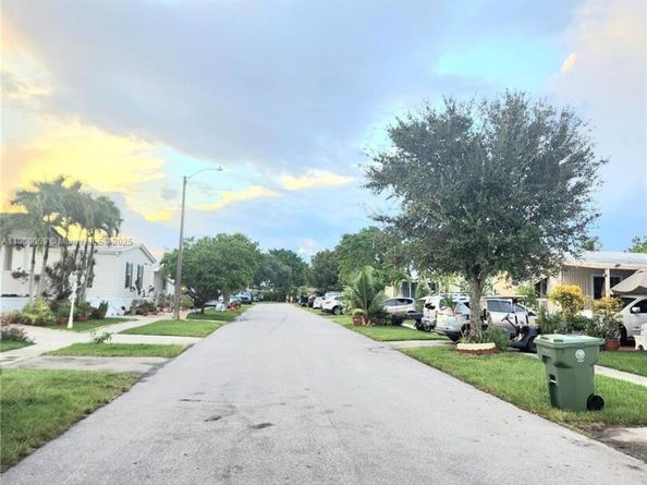 21640 NW 3rd St, Pembroke Pines FL 33029