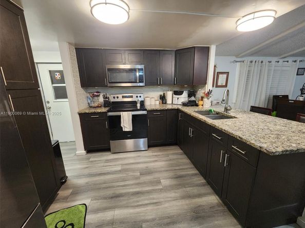 21640 NW 3rd St, Pembroke Pines FL 33029