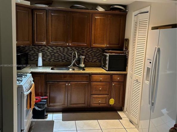 7040 Thomas St, Hollywood FL 33024