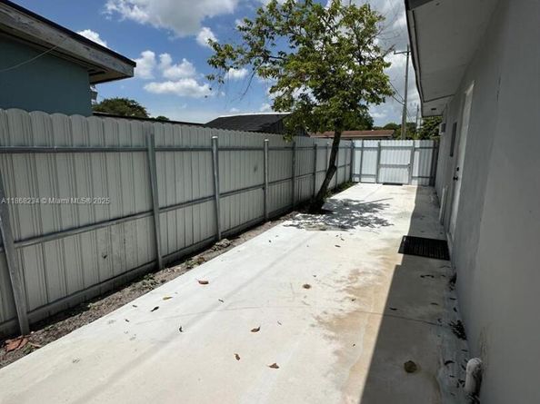 860 NW 171st St, Miami Gardens FL 33169
