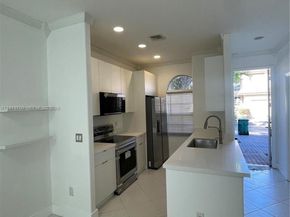 703 NE 195th St 703, Miami FL 33179