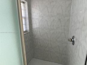 703 NE 195th St 703, Miami FL 33179