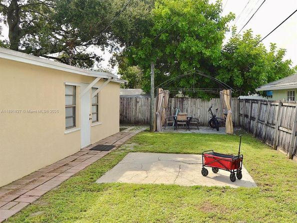 6441 Allen St, Hollywood FL 33024