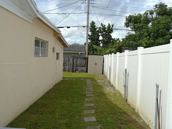 6441 Allen St, Hollywood FL 33024