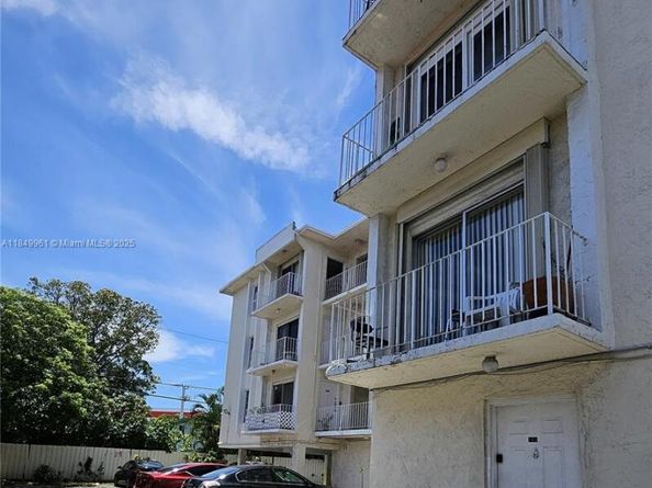 2138 SW 6 St 403, Miami FL 33135