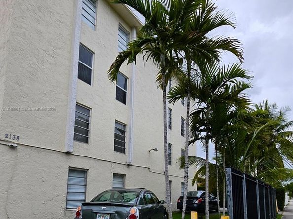 2138 SW 6 St 403, Miami FL 33135