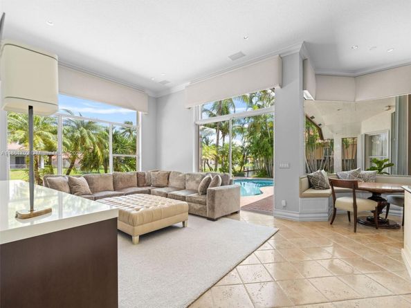 10915 NW 2nd St, Plantation FL 33324