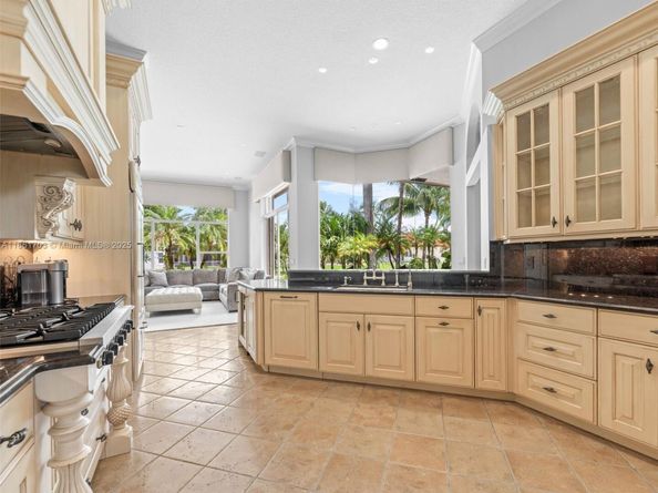 10915 NW 2nd St, Plantation FL 33324