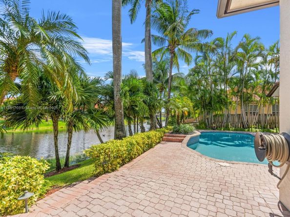 10915 NW 2nd St, Plantation FL 33324
