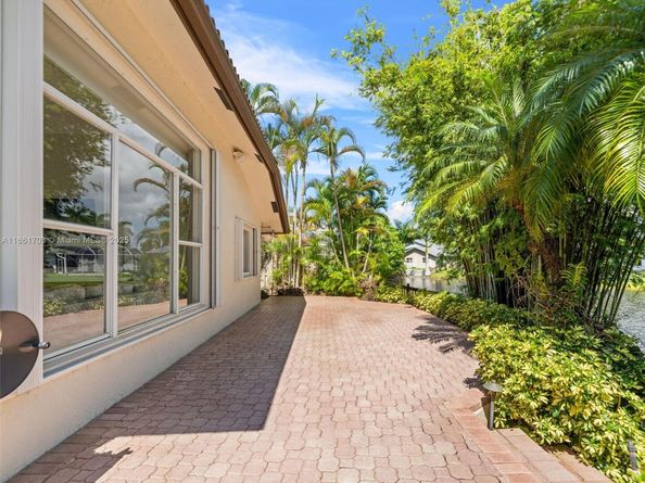 10915 NW 2nd St, Plantation FL 33324