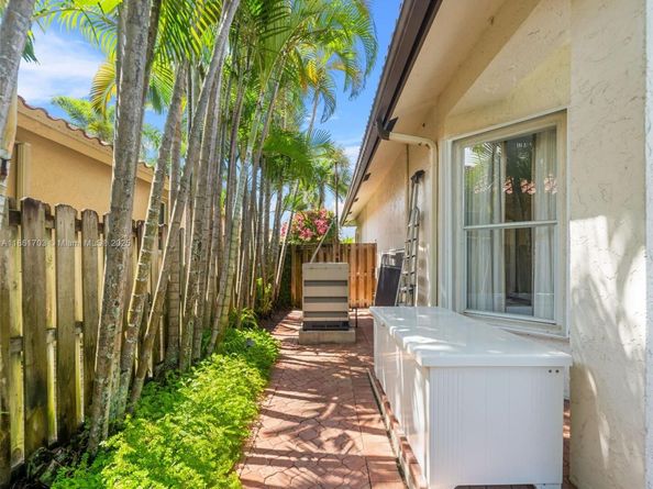 10915 NW 2nd St, Plantation FL 33324