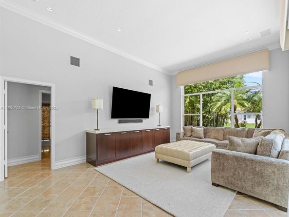 10915 NW 2nd St, Plantation FL 33324