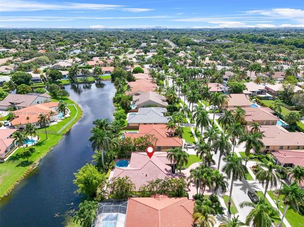 10915 NW 2nd St, Plantation FL 33324