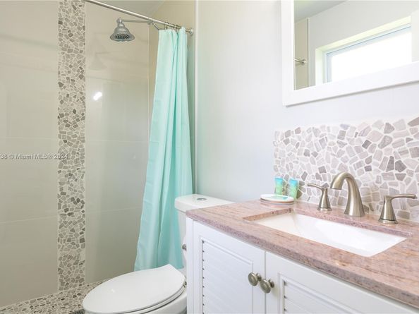 80 NW 40th St, Oakland Park FL 33309