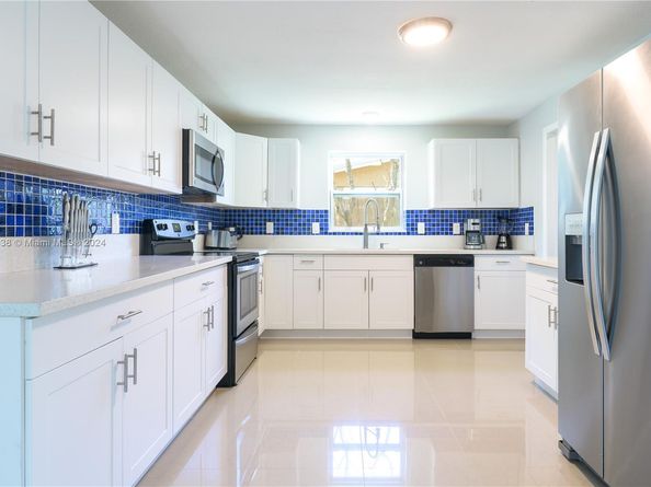 80 NW 40th St, Oakland Park FL 33309