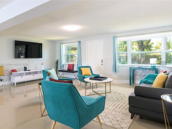 80 NW 40th St, Oakland Park FL 33309
