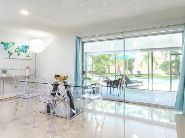 80 NW 40th St, Oakland Park FL 33309