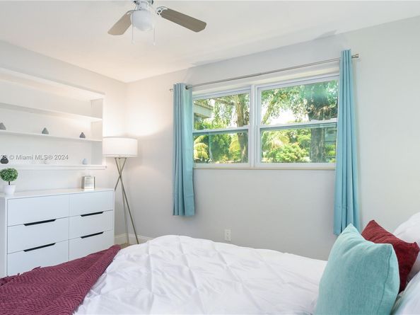 80 NW 40th St, Oakland Park FL 33309
