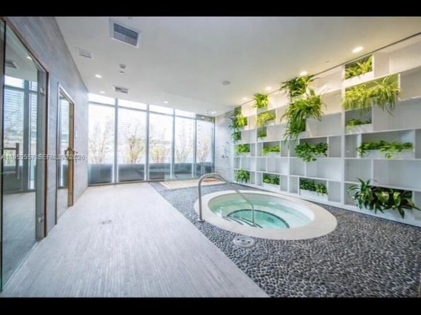 45 SW 9th St 1004, Miami FL 33130