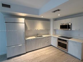 45 SW 9th St 1004, Miami FL 33130