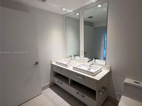 45 SW 9th St 1004, Miami FL 33130