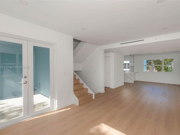 854 SE 12 ct 8, Fort Lauderdale FL 33316