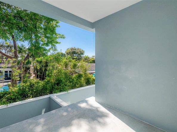 854 SE 12 ct 8, Fort Lauderdale FL 33316