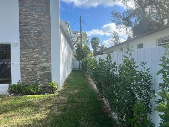 2421 NW 23rd Ln, Fort Lauderdale FL 33311