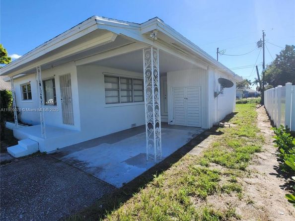 1547 W 10th St, Riviera Beach FL 33404