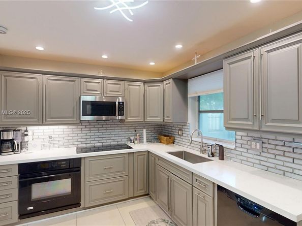 2121 NE 62nd St, Fort Lauderdale FL 33308