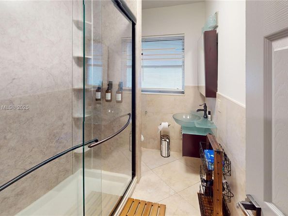2121 NE 62nd St, Fort Lauderdale FL 33308