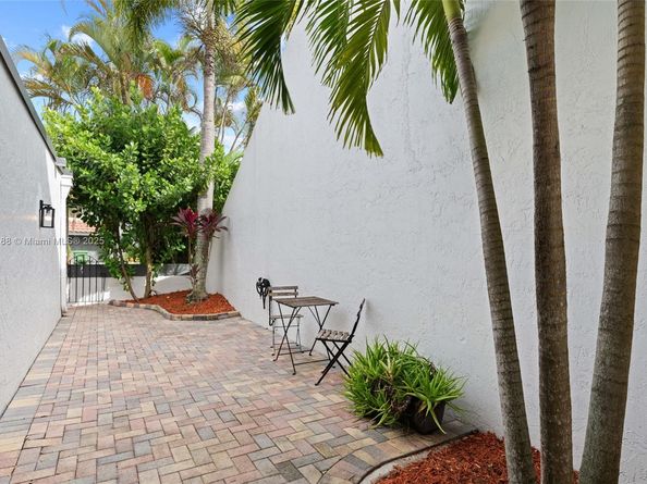 361 Fern Dr 73, Weston FL 33326
