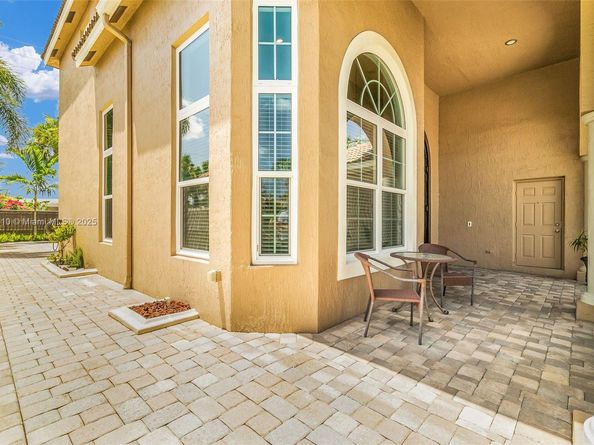 15974 SW 16th St, Pembroke Pines FL 33027