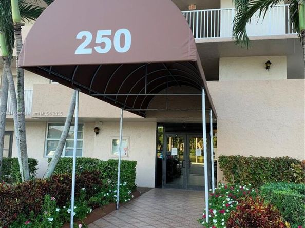 250 Jacaranda Dr 506, Plantation FL 33324