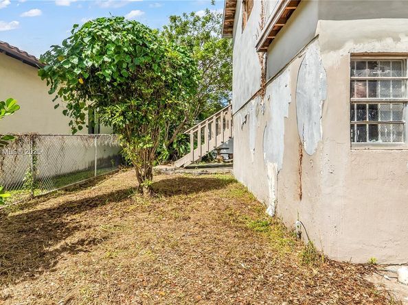 2100 SW 25th St, Miami FL 33133